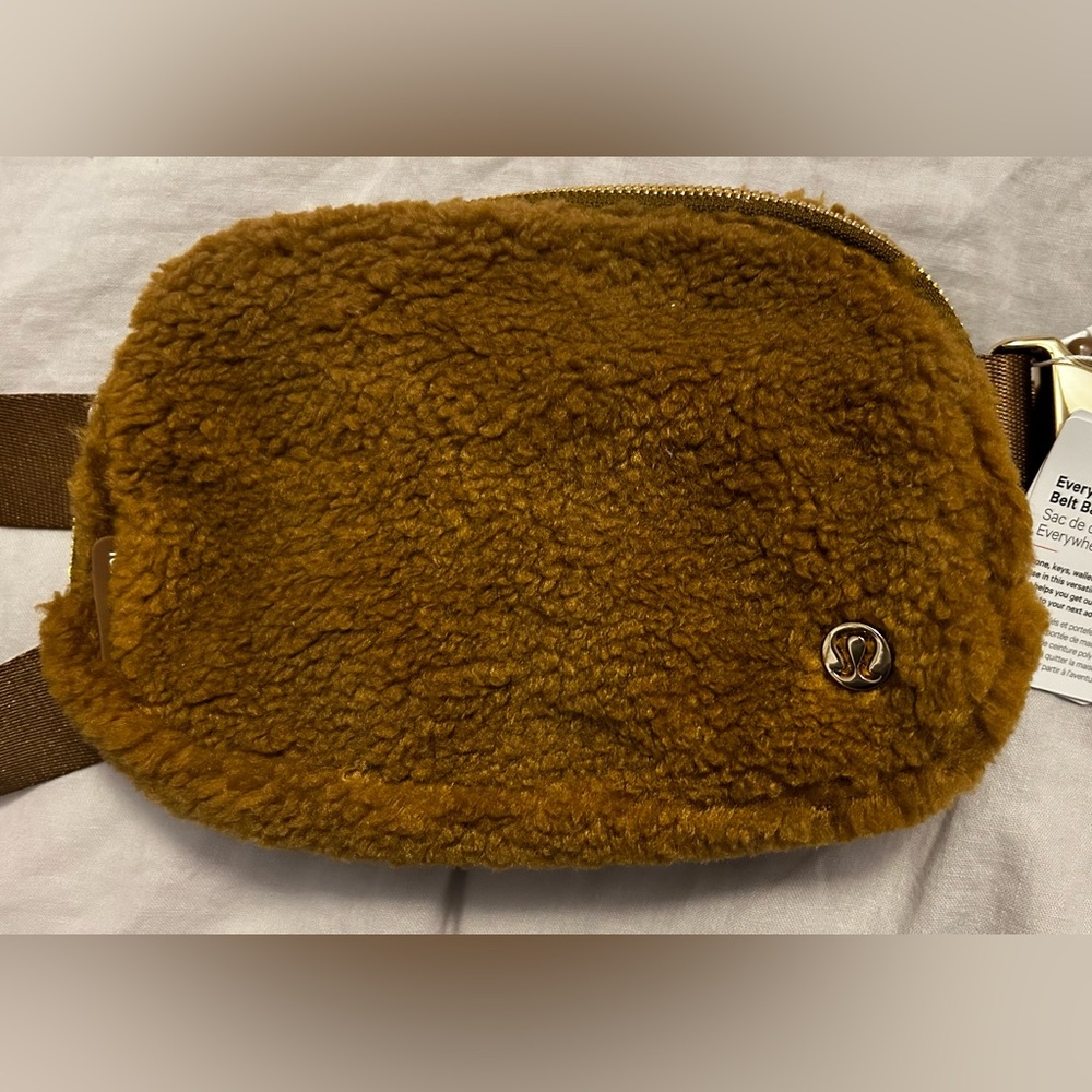 NWT Everywhere Belt Bag 1L Fleece Caramel